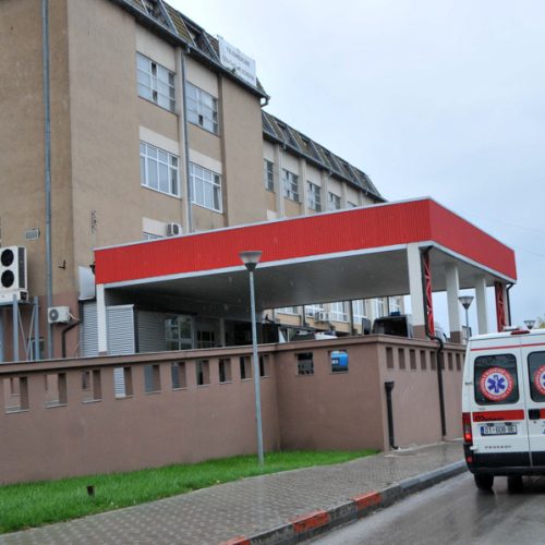 Një i mitur ka goditur me sëpatë babanë e tij në Gjilan, viktima dërgohet në QKUK