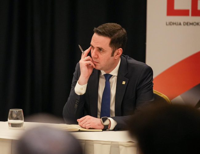 Ish-deputetja e LDK-së konfirmon: Janë 150 nënshkrime për nisjen e procedurës së shkarkimit të Abdixhikut