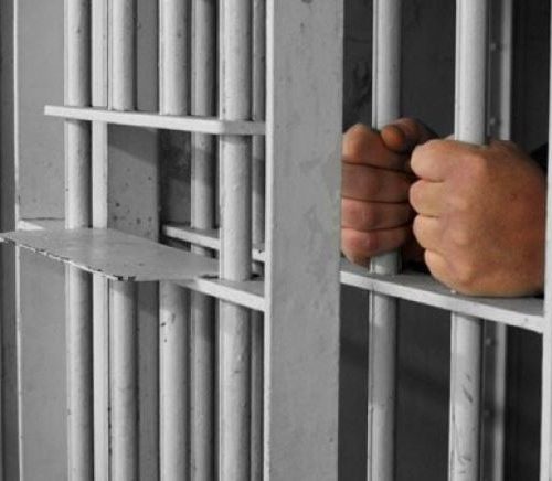 Ndalohen për 48 orë tre zyrtarët e Komunës së Prishtinës që u arrestuan për marrje të ryshfetit dhe keqpërdorim të detyrës