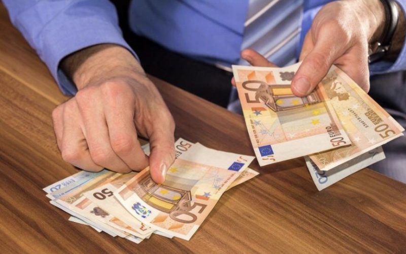 Afër 2 mijë euro false deponohen në tri banka të Kosovës