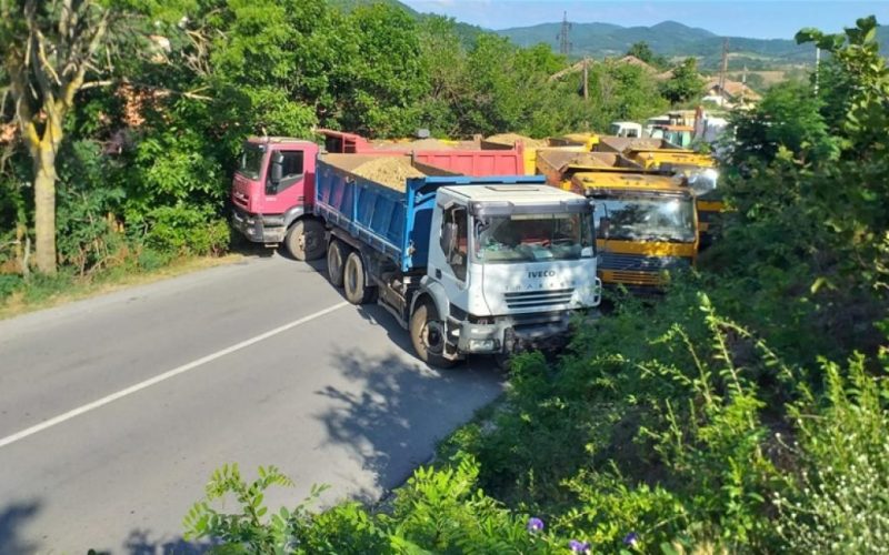 Serbët paralajmërojnë se do t’ua bllokojnë rrugën në Rudare shqiptarëve