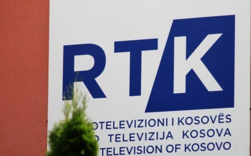 Rrahje mes dy personave në ambientet e RTK-së