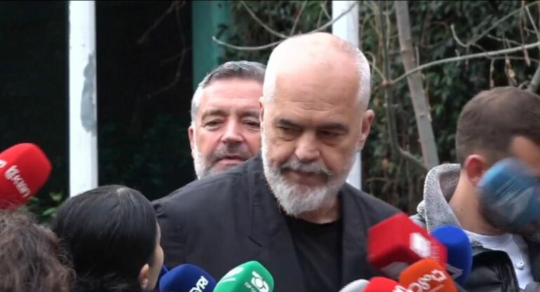 Edi Rama përplaset me gazetaren, e shtyu pasi nuk i pëlqeu pyetja