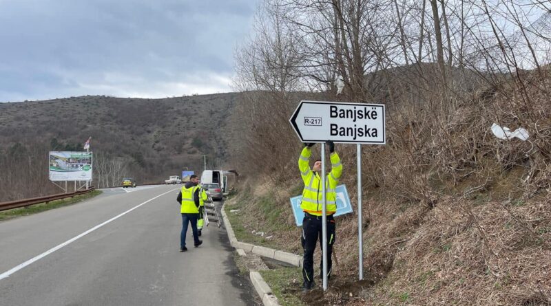 Qeveria: Vendosja e tabelave në veri është në përputhje me Kushtetutën dhe Ligjin