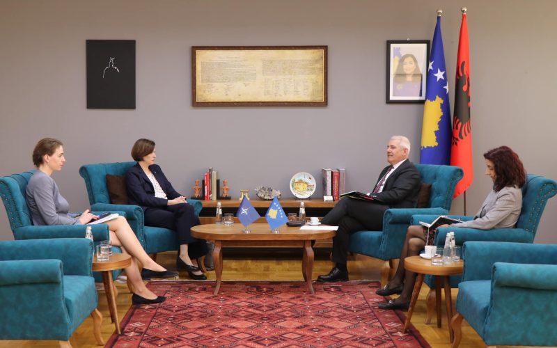 Kërcënimet e Serbisë ndaj Kosovës, Sveçla takohet me zyrtaren e NATO-s