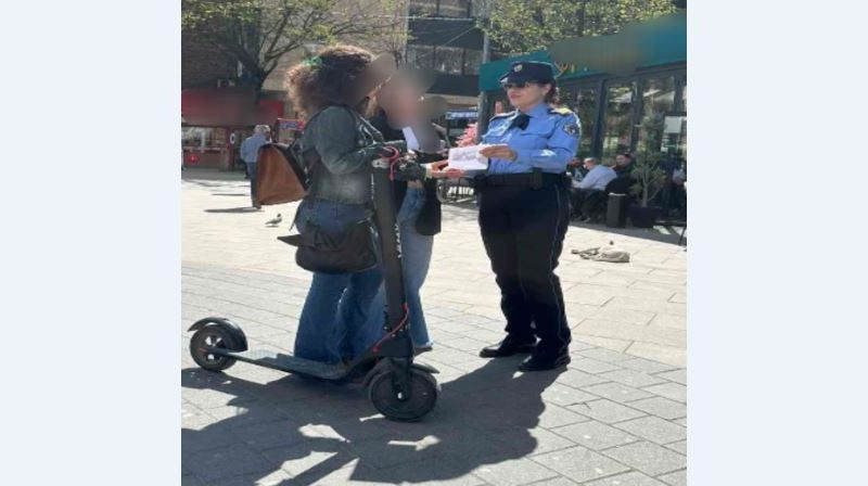 Mitrovicë: Policia shpërndan fletushka informuese për shoferët e trotinetëve elektrikë