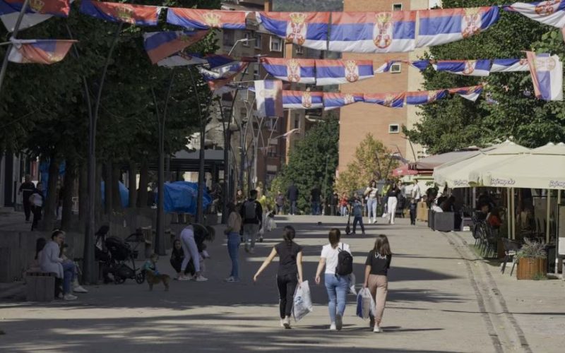 “As s’na troket kush në derë, as s’do ta hapim”: Serbët në veri hezitojnë të regjistrohen