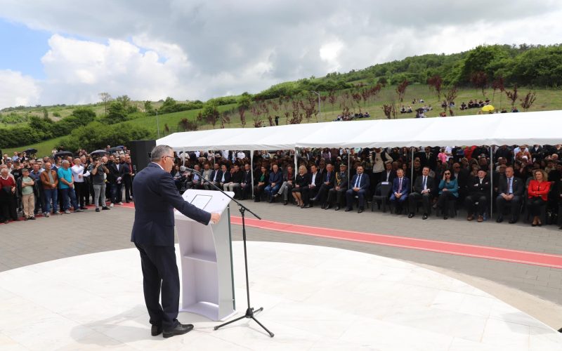 Bedri Hamza e Endrit Thaçi në Studime për 25 vjetorin e masakrës, të pranishëm edhe Kurti e Osmani