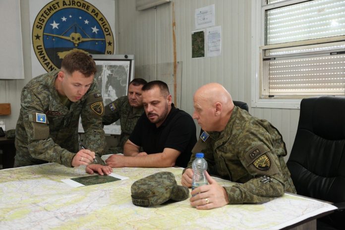 Maqedonci e Jashari vëzhgojnë nga afër operimet me dronët Bayraktar në Aeroportin e Gjakovës