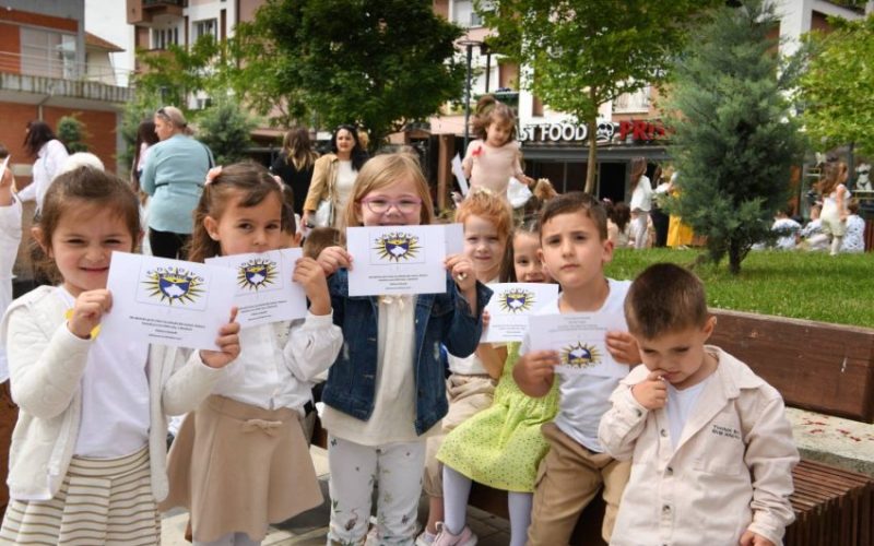 Në prag të Ditës Ndërkombëtare të Fëmijëve, zyrtarët policorë në Podujevë festuan bashkë me fëmijët