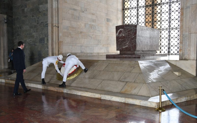 Kurti viziton dhe vendos kurora lulesh në Mauzoleun e Mustafa Kemal Atatürkut