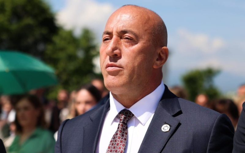 Haradinaj në humor të mirë: Po punojmë që të dalim partia e parë