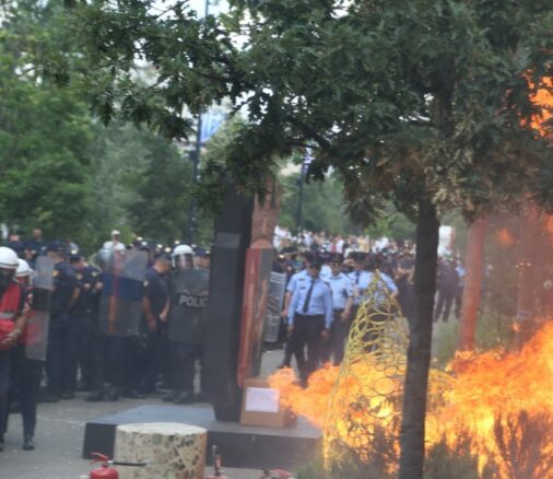 Përshkallëzohet protesta para Bashkisë së Tiranës, opozita kërkon me ngulm dorëheqjen e Erion Veliajt