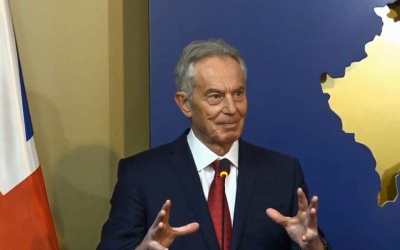 Blair: E dija para 25 vitesh që ishte gjëja e duhur për ta bërë, duhet t’u rrimë krah njerëzve të Kosovës