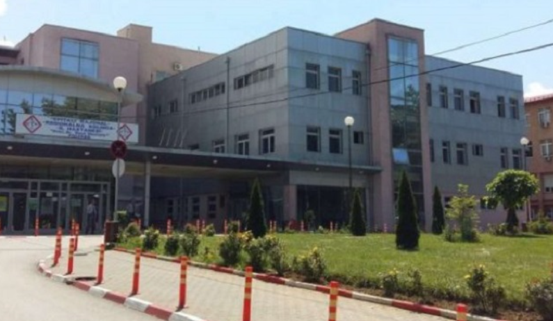 E rëndë në Prizren: Një 18-vjeçare tenton t’i jap fund jetës, dërgohet me urgjencë në spital