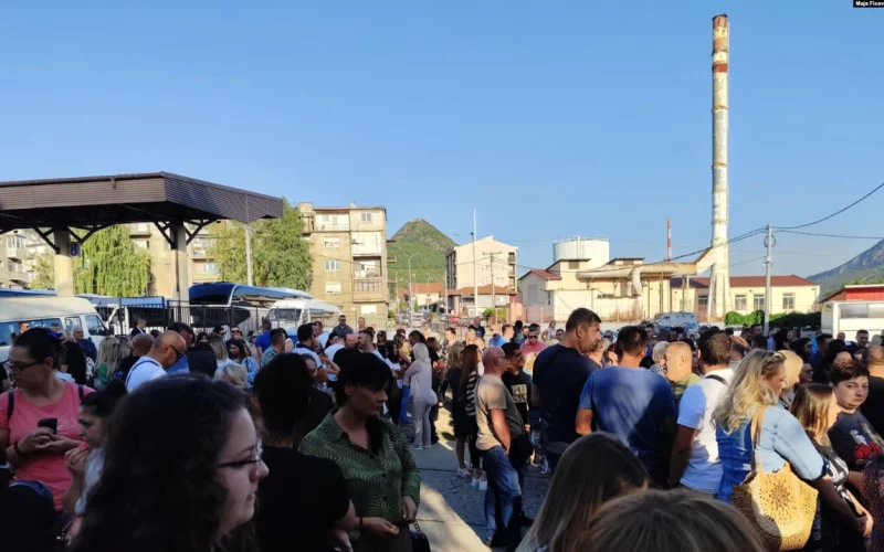 Protestojnë serbët e (ish) komunave paralele, kërkojnë kthimin në punë