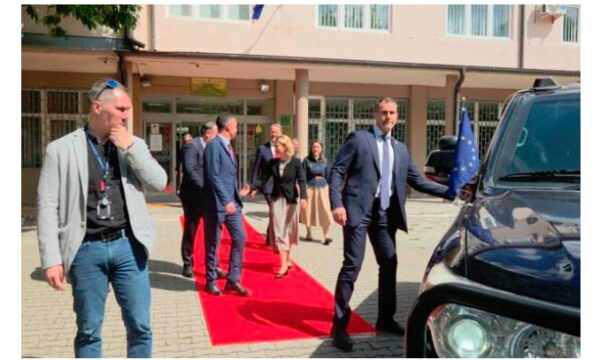 Kallas në Mitrovicën e Veriut, vizita ishte pa paralajmërim dhe pa deklaratë për medie