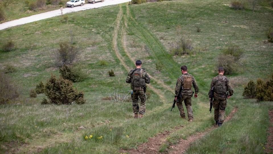 Ushtarët amerikanë dhe gjermanë patrullojnë përgjatë kufijve të Kosovës