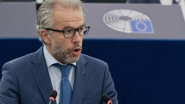 Eurodeputeti holandez i ashpër ndaj BE-së: Hiqni pengesat, pranoni aplikimin e Kosovës për anëtarësim