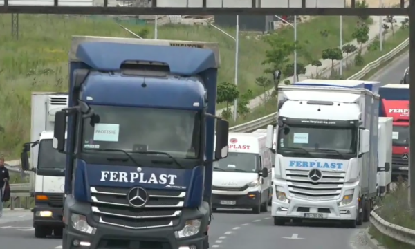 Përfundon protesta e bizneseve, zhbllokohen hyrjet e Prishtinës