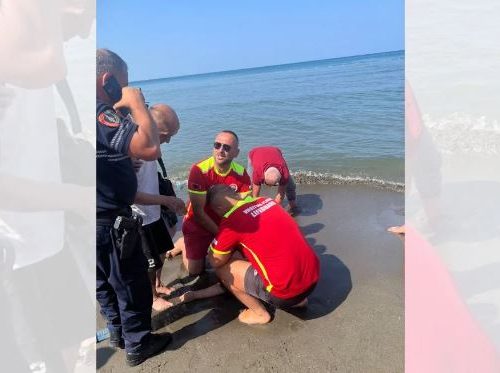 Një kosovare shpëtohet nga vrojtuesit në Shëngjin, rrezikonte të mbytej gjatë notit