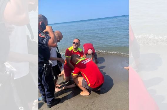 Një kosovare shpëtohet nga vrojtuesit në Shëngjin, rrezikonte të mbytej gjatë notit