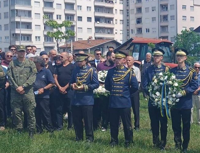 I jepet lamtumira e fundit Bujar Bukoshit, varroset me nderime të larta shtetërore