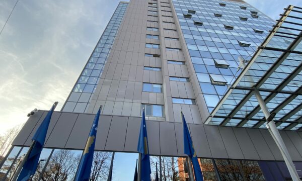 Qeveria e Kosovës shpreh gatishmërinë për pranimin e migrantëve të dëbuar nga ShBA-ja