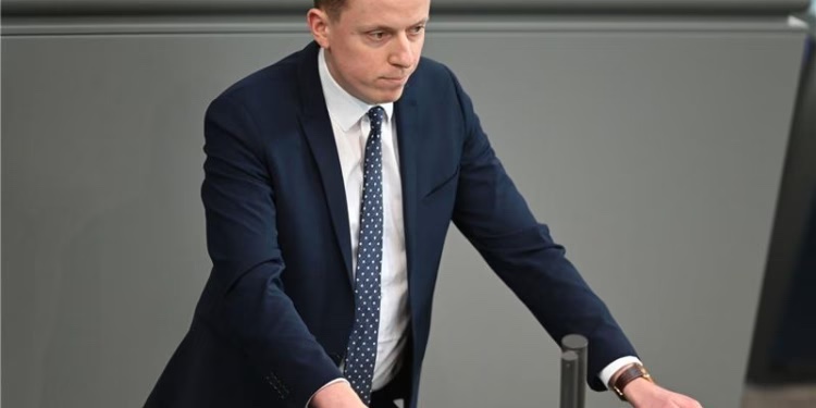 Deputeti gjerman: Serbia s’mund të kërkojë të drejta për serbët në Kosovë, e të shkelë ato të shqiptarëve në Luginë