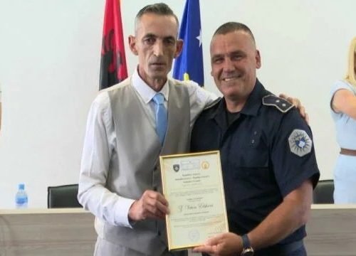 Zveçani nderon Veton Elshanin me titullin “Qytetar Nderi”