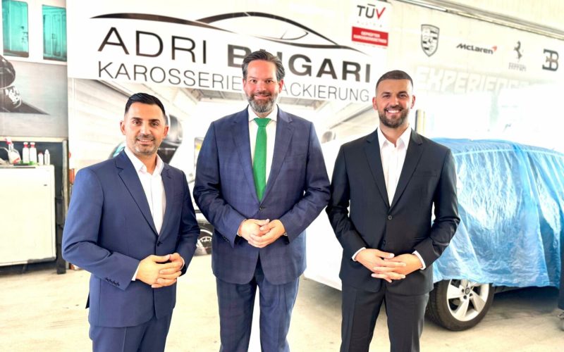 Eurodeputeti austriak, Lukas Mandl viziton djemtë e heroit Avdullah Bugari, Nurin dhe Adrin