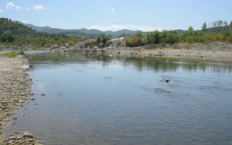 Ngjarje tragjike në Elbasan, dy të mitur mbyten në lumin Shkumbin