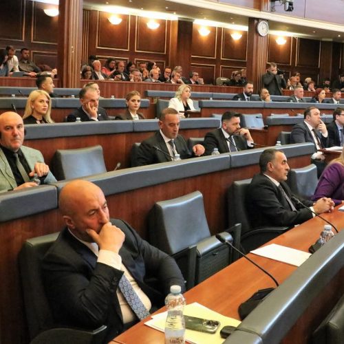 Sulmohet deputeti i Kuvendit të Kosovës – përfundon në spital bashkë me familjen