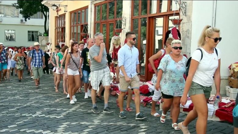 Bie numri i turistëve kosovarë në Shqipëri, rritet ai i serbëve