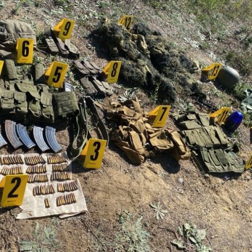 Në Zveçan gjenden antiplumb, uniforma, karikatorë e “AK-47”, dyshohet se lidhen me rastin “Banjska”