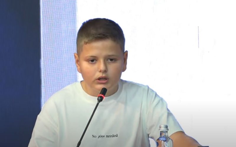 Djali i vogël i Afrim Bunjakut emocionon të pranishmit: Babi nuk ishte vetëm i imi, por i gjithë Kosovës