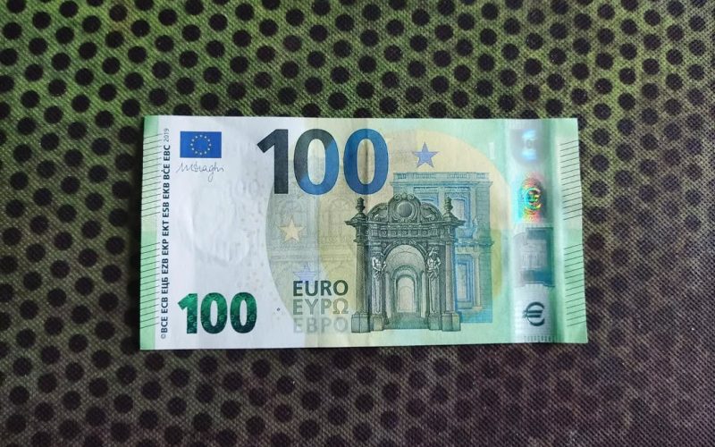 Qeveria në detyrë ndan nga 100 euro për studentët!