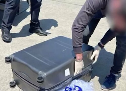 Kapen 61 kilogramë drogë në Aeroportin e Tiranës, arrestohen dy kinezë