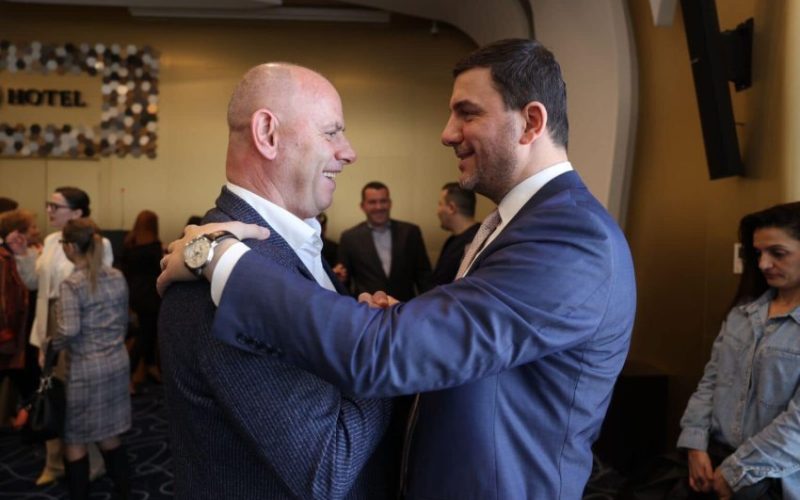 Memli Krasniqi uron Ramiz Lladrovcin për fitoren në Drenas