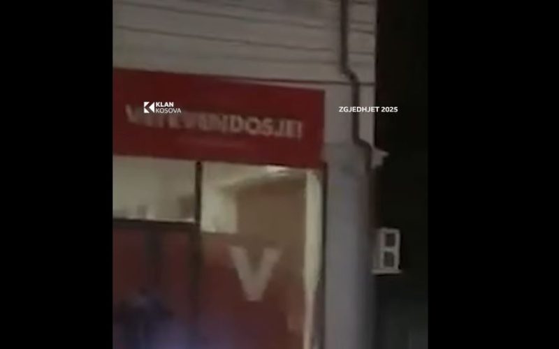 Festë e madhe e PDK-së para zyreve të VV-së në Mitrovicë