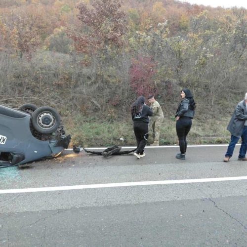 Një veturë e KFOR-it aksidentohet në rrugën Mitrovicë – Leposaviq