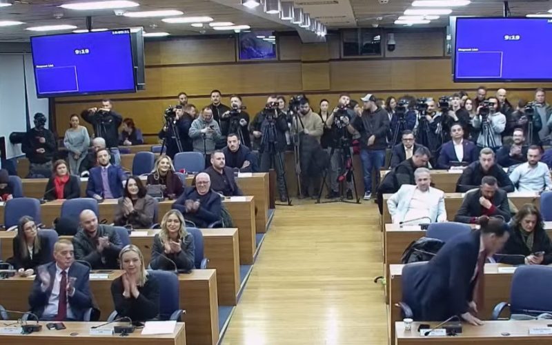 Kuvendi Komunal i Prishtinës voton PËR bartjen e mjeteve vetanake