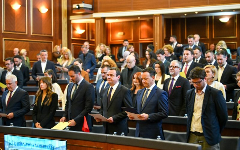 Një ditë para skadimit të afatit, VV-ja s’jep asnjë shenjë për sigurimin votave për qeverinë “Konjufca 1”