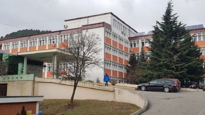 Zjarr në një banesë në Pejë, 13 pacientë kërkojnë ndihmë në spital