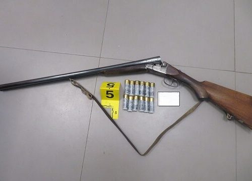 Arrestohet një 73-vjeçar në Drenas, dëmtoi orendi në tri shtëpi, policia i gjeti edhe armë