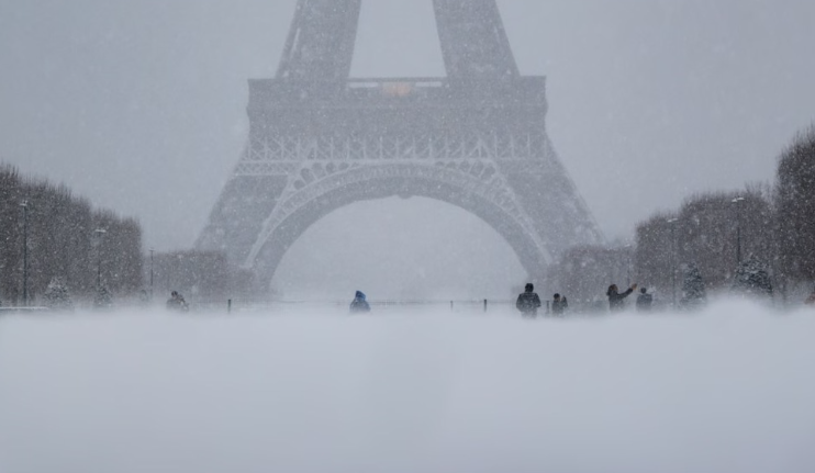 Gjashtë të vdekur: Evropa përfshihet nga bora, akulli e acari