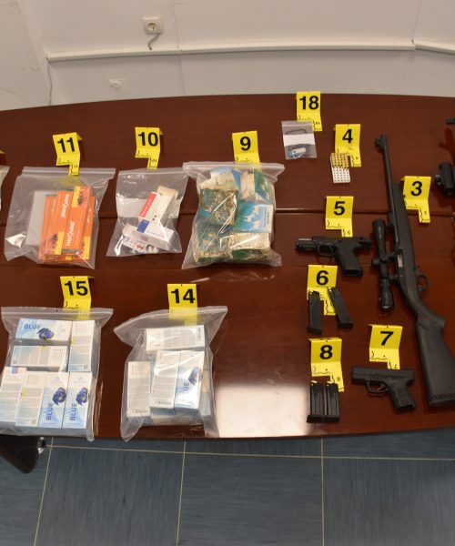 Kontrollohen pronat e Arianit Sllamnikut, i konfiskohen armë e medikamente