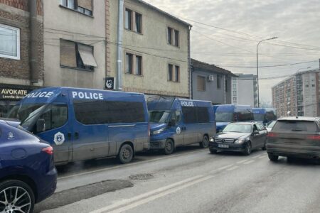 Një komisioner e pranon që u dhanë para për manipulim të votave