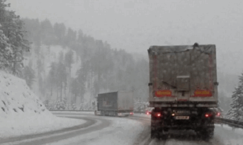 Vdes një shofer kosovar në Maqedoninë V., kamioni doli nga rruga dhe ra në greminë