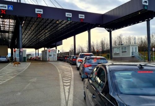 Rikthehen kolonat në pikat kufitare – Deri në 90 minuta pritje për të dalë nga Kosova